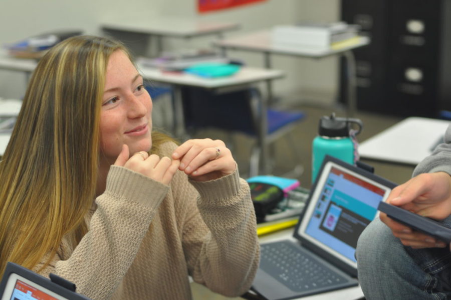 Junior Madison Johnson talking to one of her classmates in the 21st Century Leadership class. Photo by Lauryn Houle