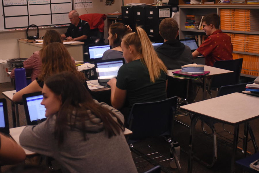 A group of students in Eric Zwingels class using the 1:1 devices. Photo by Ragen Diemer